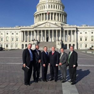 Reunión de hombres en Washington sobre iniciativas de energía limpia